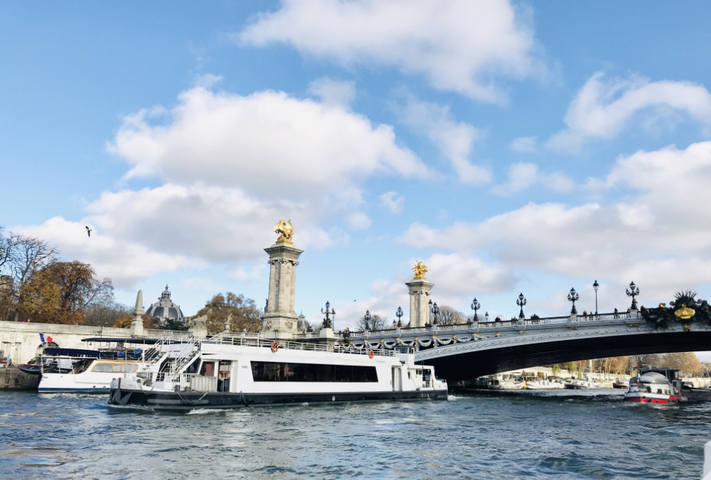 What to do on Paris on Valentine's Day? Take a romantic cruise on the Seine