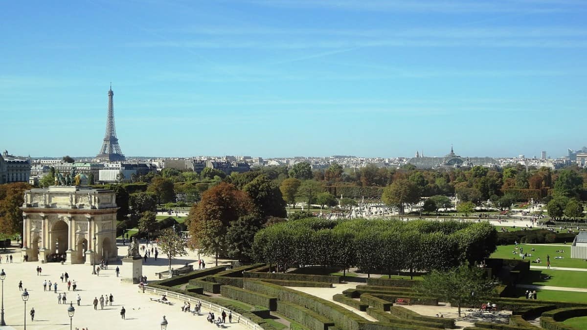 When visiting the Louvre with kids. the park of the Tuileries that lays just next to the museum provides the perfect balance with greens and playgrounds