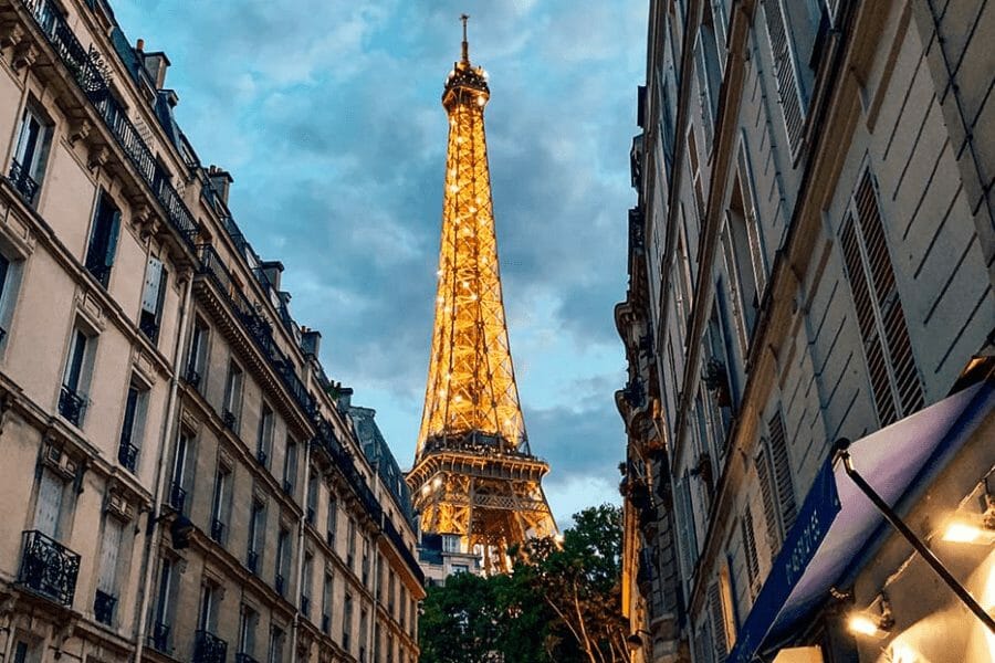 best place to take picture of eiffel tower if you are looking for a street setting