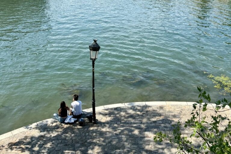 2 teenager sitting at the Seine