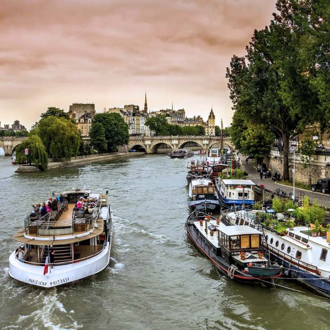 river boat cruise in paris