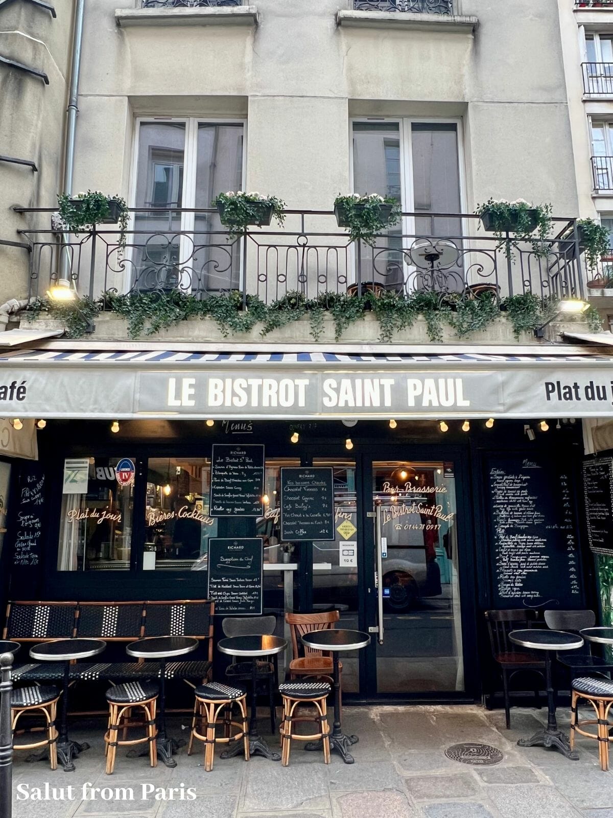 Tipping in Paris: Restaurant with chairs and tables. You can leave a tip on the table after your lunch