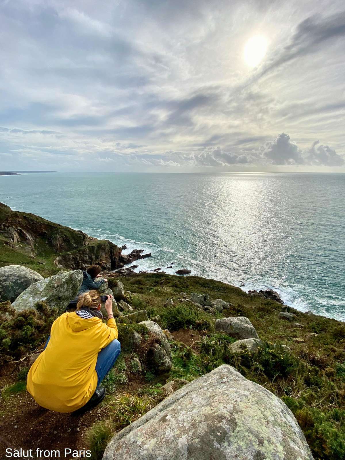 Cotentin in Normandie: Cliffs and the sea, with Lena in a yellow raincoat trying to take pictures