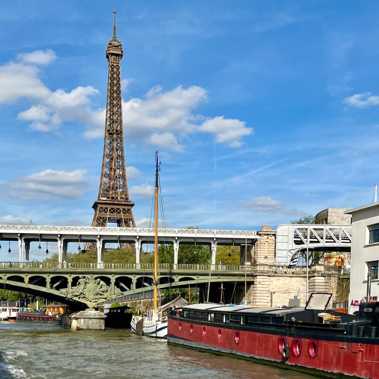 Picture of the Bridge Pont Bir Hakeim with the Eiffel Tower in the Backdrop- When booking a seine lunch cruise you easily can combine sightseeing while saving time on lunch.