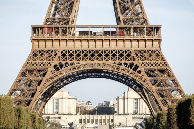 Women scientists on tour Eiffel
